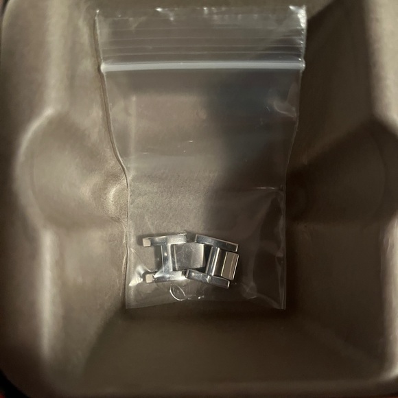 BNWT Women’s Fossil Watch - Picture 4 of 4